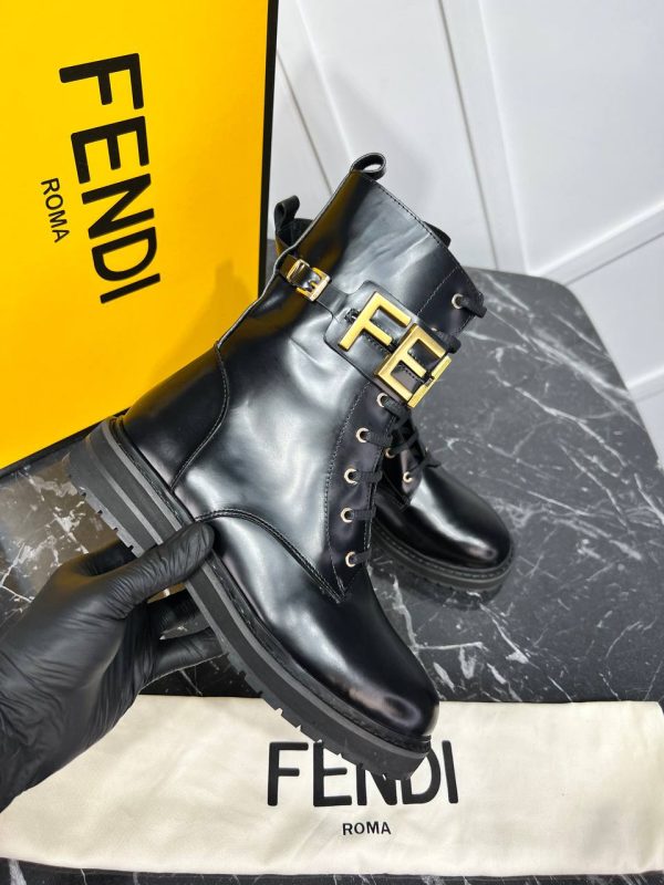 fendi ayakkabi bot grafi siyah logo