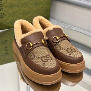 gucci ayakkabi loafer kahverengi buyuk logo baskili ici kurk yuksek taban