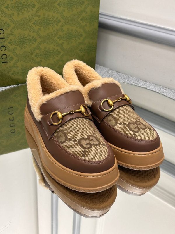 gucci ayakkabi loafer kahverengi buyuk logo baskili ici kurk yuksek taban
