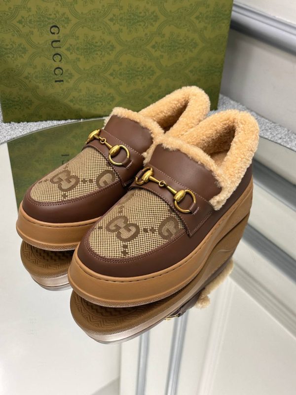 gucci ayakkabi loafer kahverengi buyuk logo baskili ici kurk yuksek taban