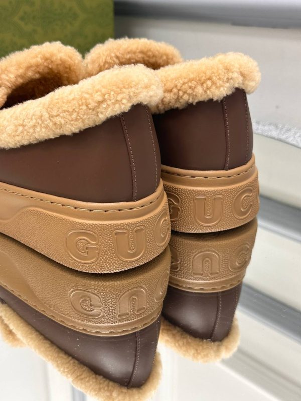 gucci ayakkabi loafer kahverengi buyuk logo baskili ici kurk yuksek taban