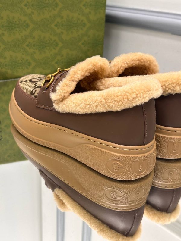 gucci ayakkabi loafer kahverengi buyuk logo baskili ici kurk yuksek taban