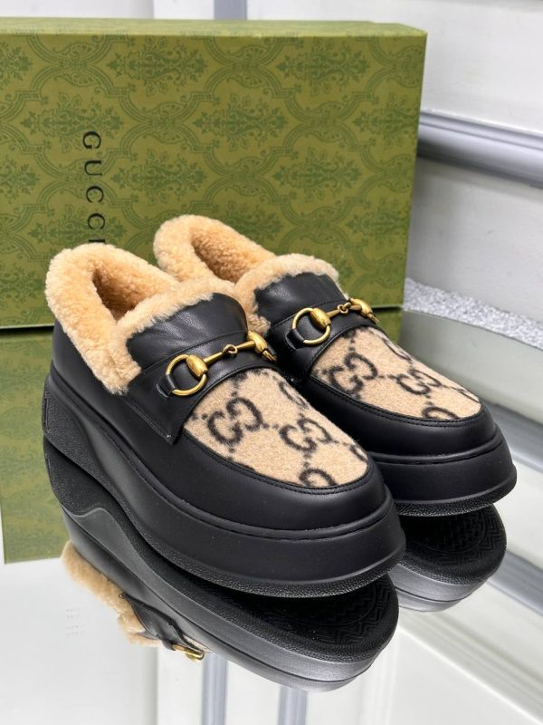 gucci ayakkabi loafer siyah bej classic ici kurklu yuksek taban
