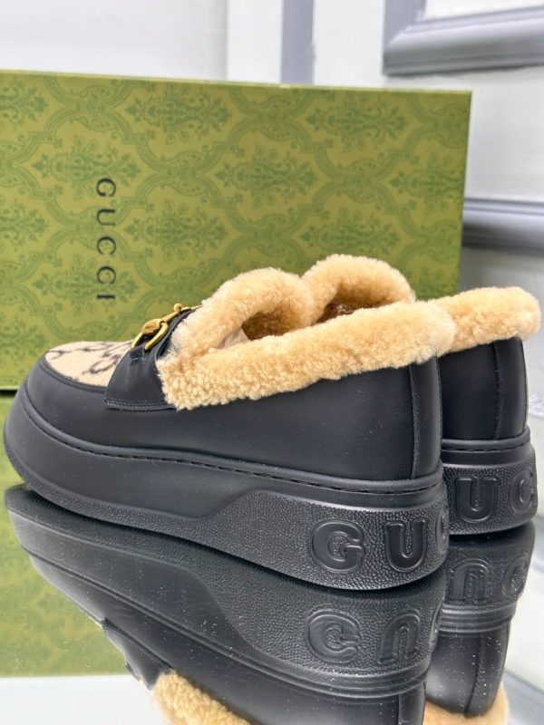 gucci ayakkabi loafer siyah bej classic ici kurklu yuksek taban