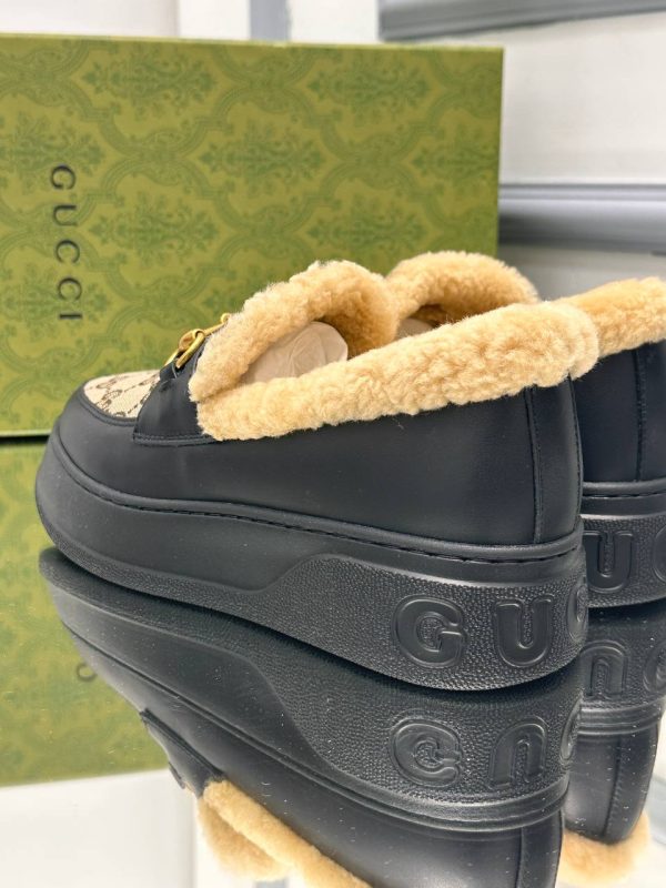 gucci ayakkabi loafer siyah canvas logolu ici kurk yuksek taban