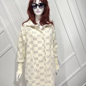 gucci palto uzun krem beyaz logo detayli