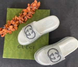 gucci terlik tasli yuksek taban beyaz