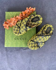 gucci terlik tasli yuksek taban sari logolu