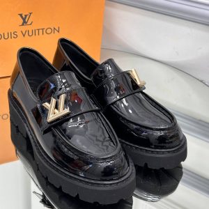 louis vuitton ayakkabi loafer siyah rugan gold aksesuarli