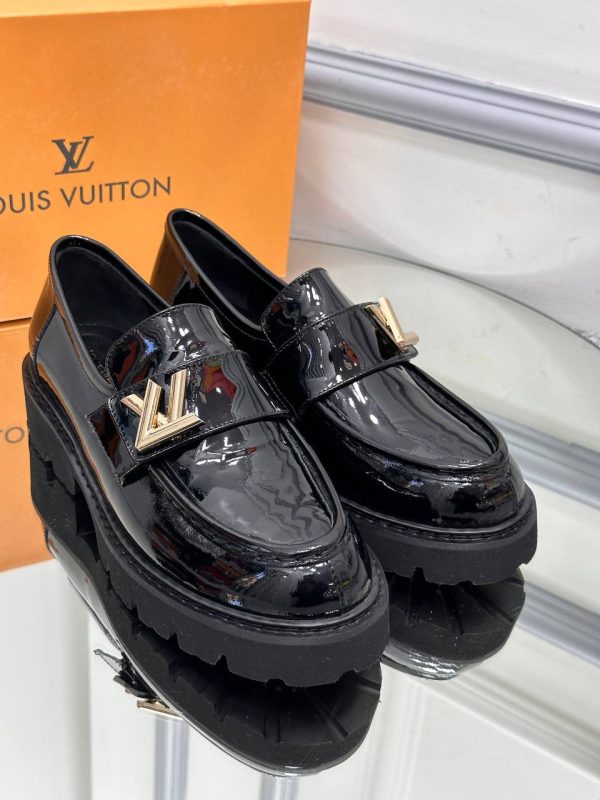 louis vuitton ayakkabi loafer siyah rugan gold aksesuarli