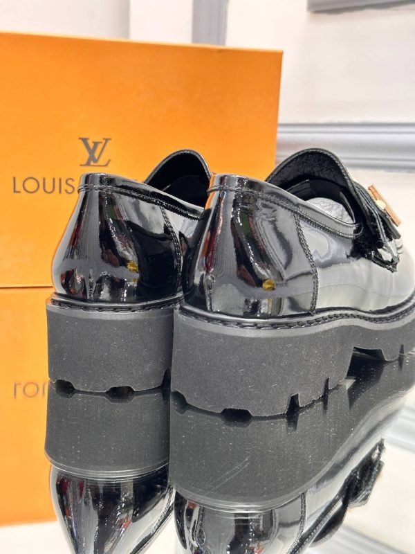 louis vuitton ayakkabi loafer siyah rugan gold aksesuarli
