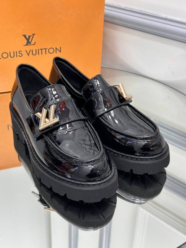 louis vuitton ayakkabi loafer siyah rugan gold aksesuarli