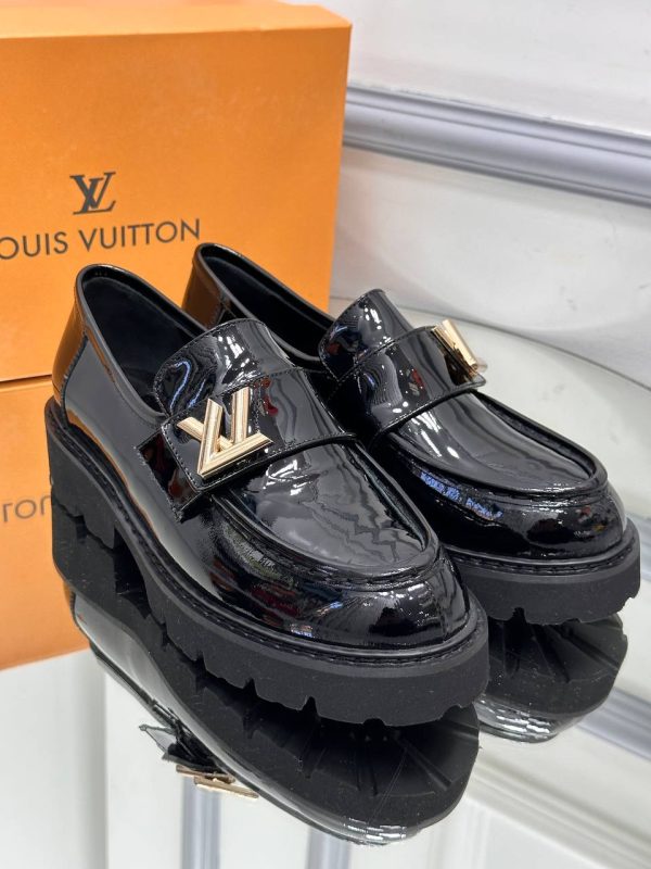 louis vuitton ayakkabi loafer siyah rugan gold aksesuarli