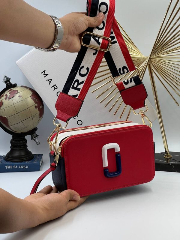 marc jacobs canta kirmizi lacivert beyaz askili 21x13 cm