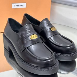 miu miu ayakkabi loafer siyah gold aksesuarli