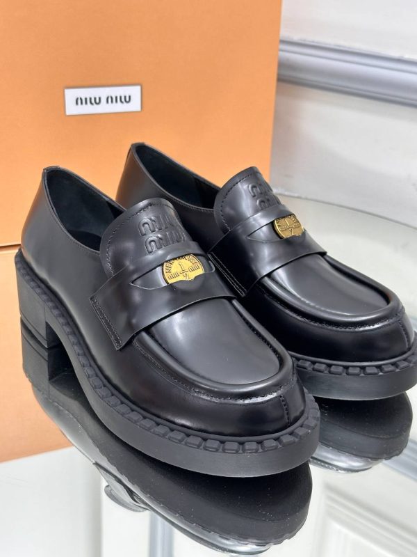 miu miu ayakkabi loafer siyah gold aksesuarli