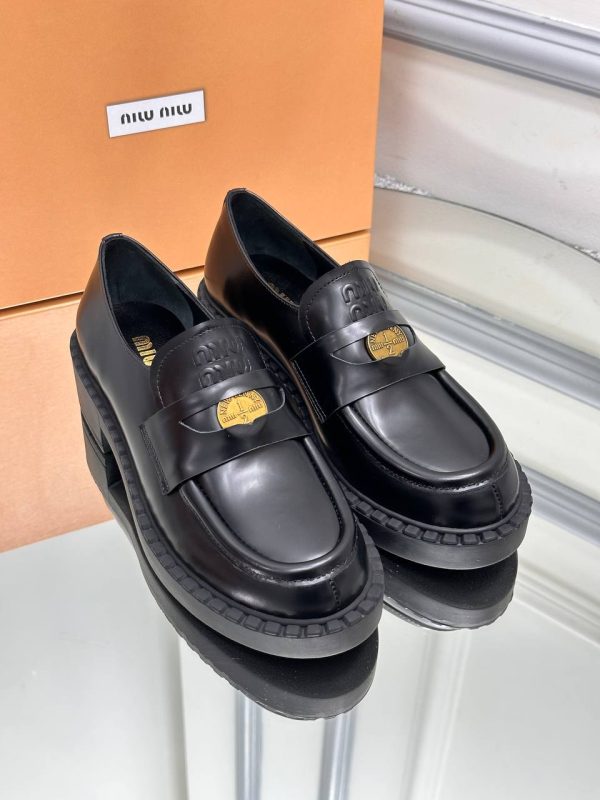 miu miu ayakkabi loafer siyah gold aksesuarli
