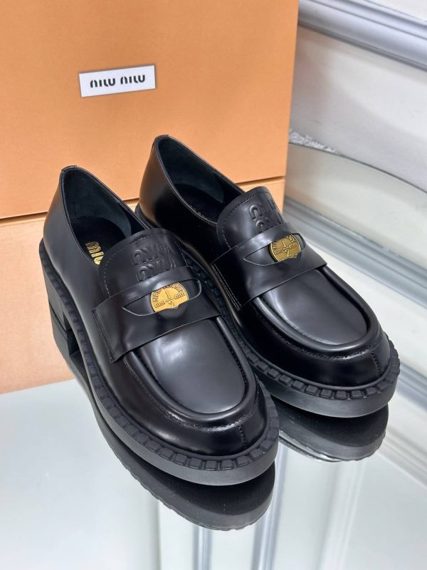 miu miu ayakkabi loafer siyah gold aksesuarli