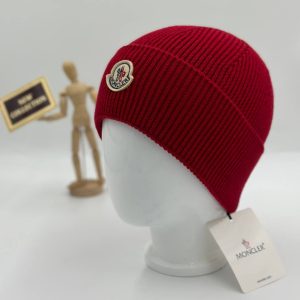 moncler bere logolu kirmizi