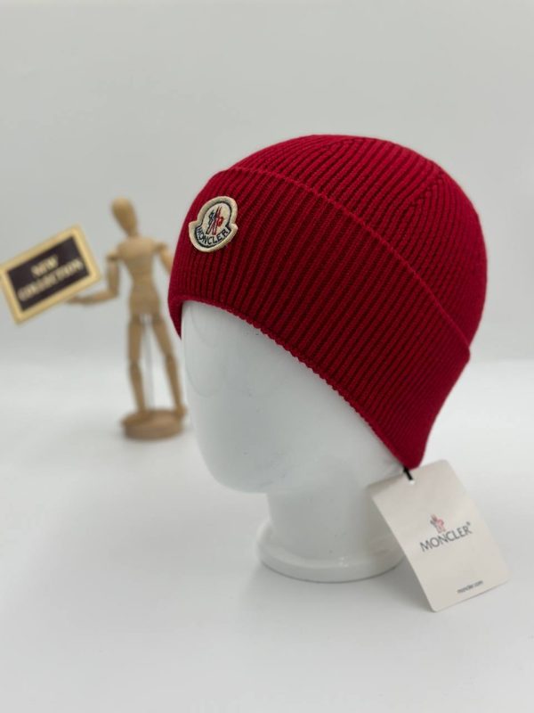 moncler bere logolu kirmizi