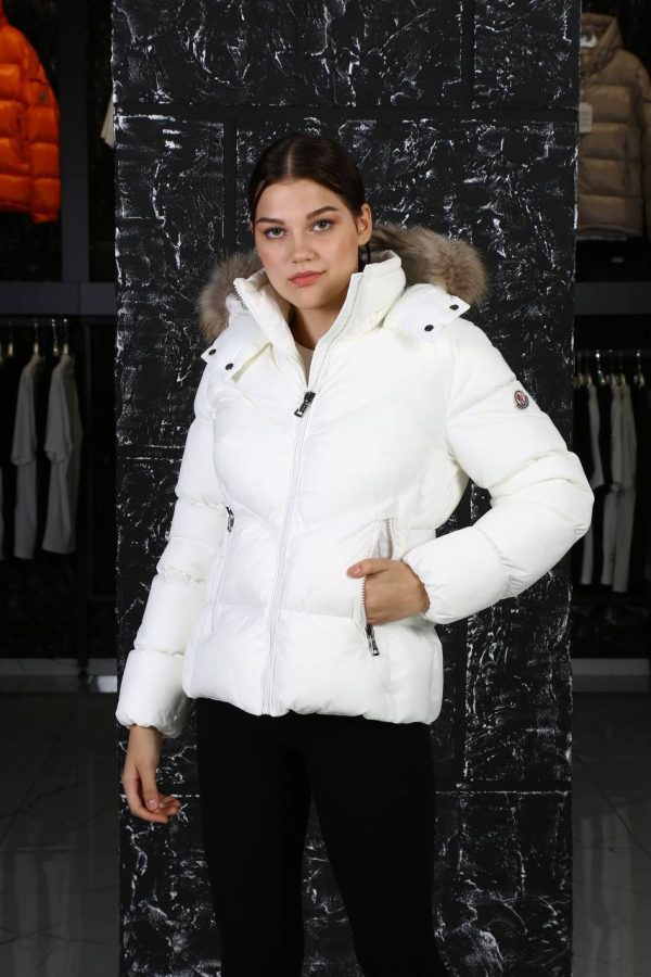 moncler mont beyaz beli kemer detayli kapusonu tuylu