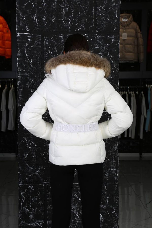 moncler mont beyaz beli kemer detayli kapusonu tuylu