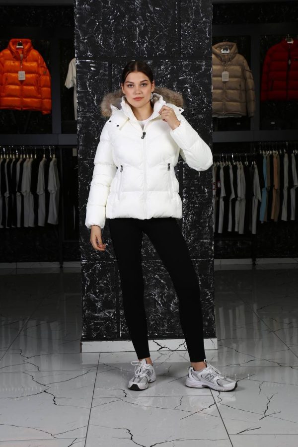 moncler mont beyaz beli kemer detayli kapusonu tuylu