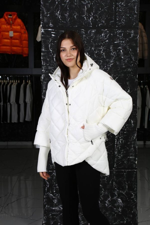 moncler mont beyaz kollari triko detayli kapusonu