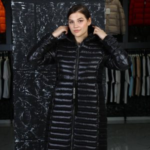 moncler mont kadin uzun belden sikmali siyah parlak kapusonlu