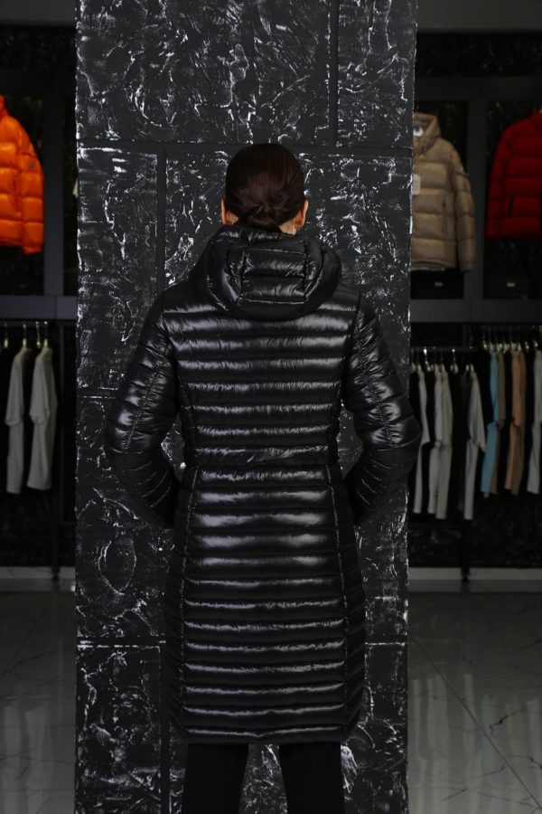 moncler mont kadin uzun belden sikmali siyah parlak kapusonlu
