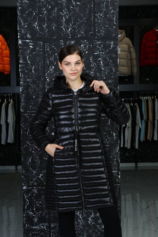 moncler mont kadin uzun belden sikmali siyah parlak kapusonlu