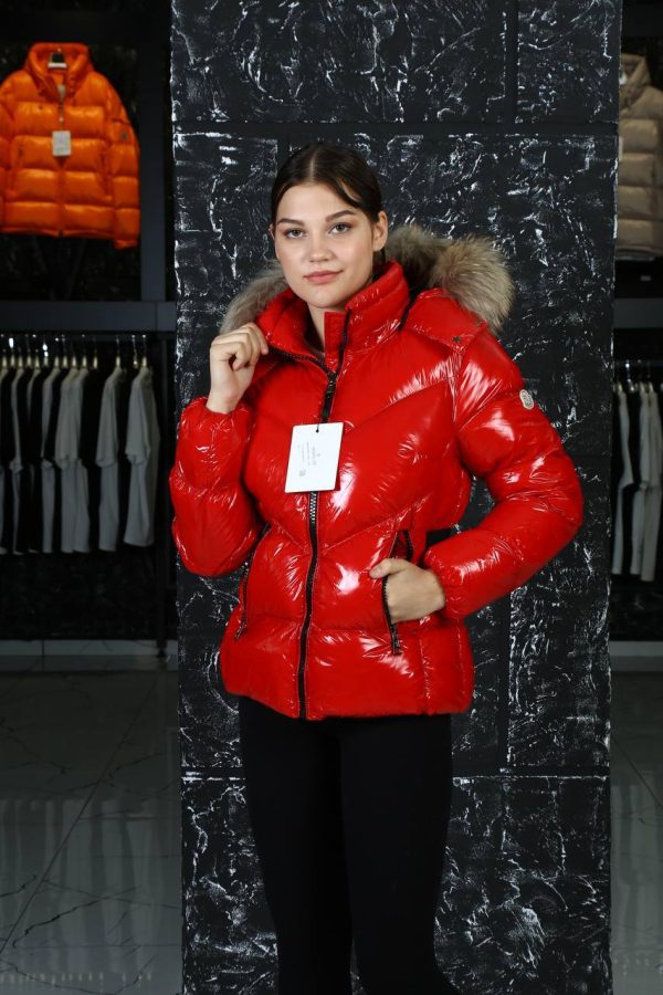 moncler mont kirmizi parlak beli kemer detayli kapusonu tuylu