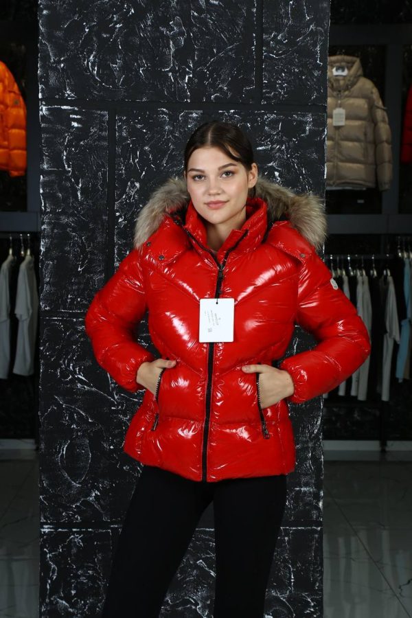 moncler mont kirmizi parlak beli kemer detayli kapusonu tuylu