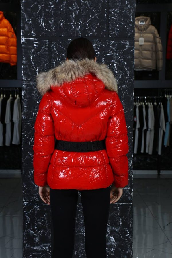 moncler mont kirmizi parlak beli kemer detayli kapusonu tuylu