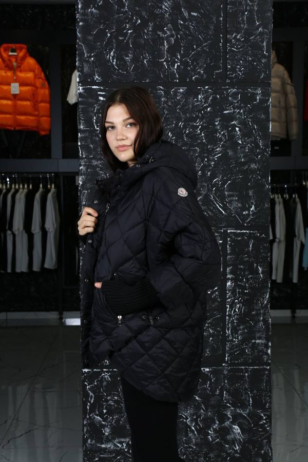 moncler mont siyah kollari triko detayli kapusonu