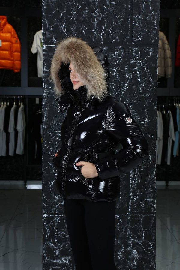 moncler mont siyah parlak beli kemer detayli kapusonu tuylu
