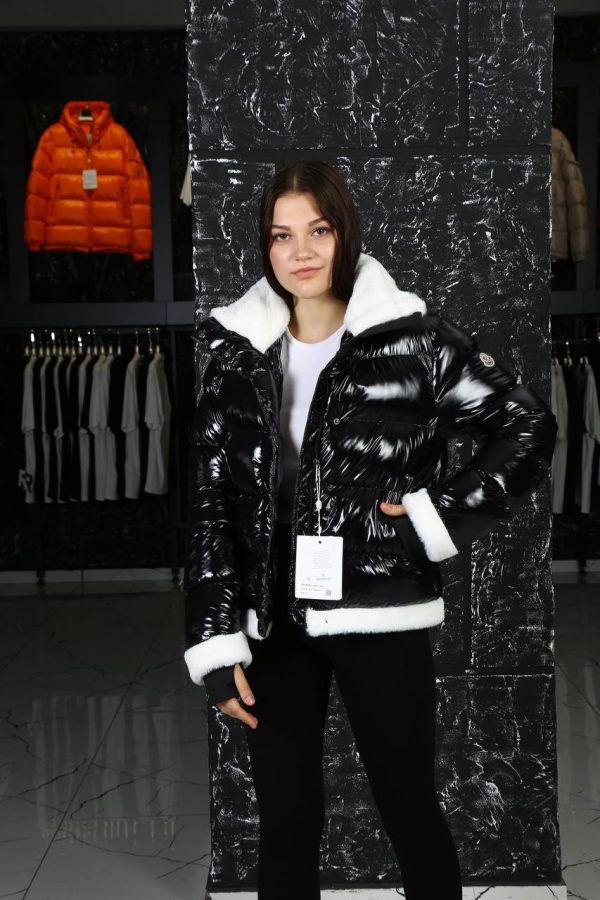 moncler mont siyah parlak beyaz pelus detayli