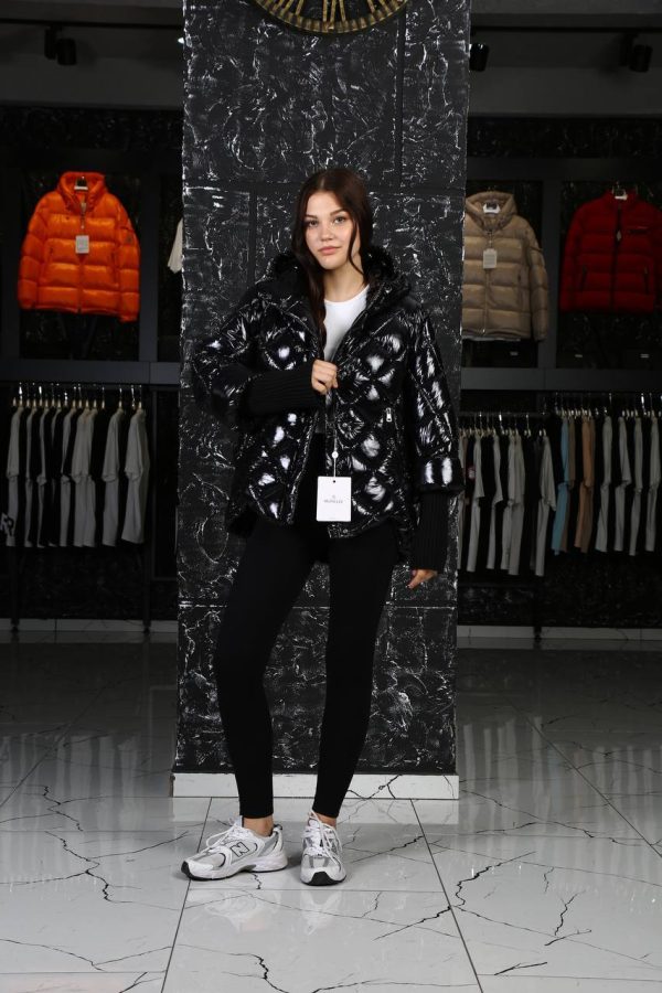 moncler mont siyah parlak kollari triko detayli kapusonu