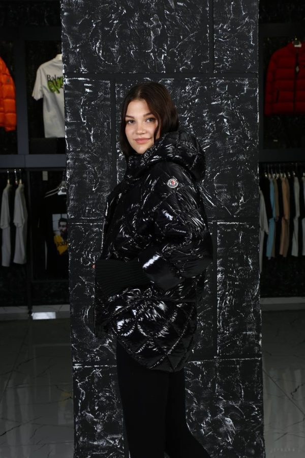 moncler mont siyah parlak kollari triko detayli kapusonu