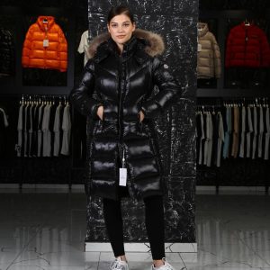 moncler mont siyah uzun beli kemer detayli kapusonlu tilki tuyu