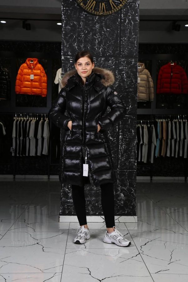 moncler mont siyah uzun beli kemer detayli kapusonlu tilki tuyu