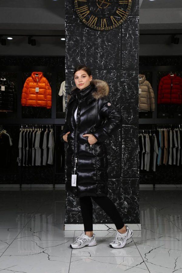 moncler mont siyah uzun beli kemer detayli kapusonlu tilki tuyu