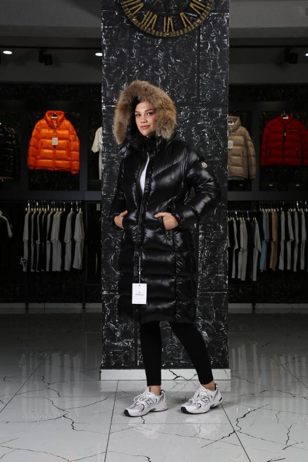 moncler mont siyah uzun beli kemer detayli kapusonlu tilki tuyu