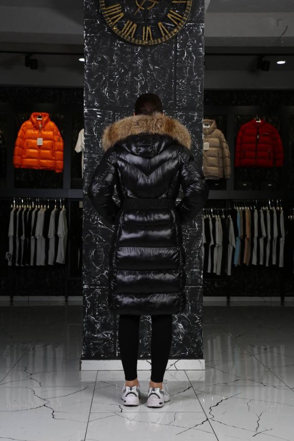 moncler mont siyah uzun beli kemer detayli kapusonlu tilki tuyu