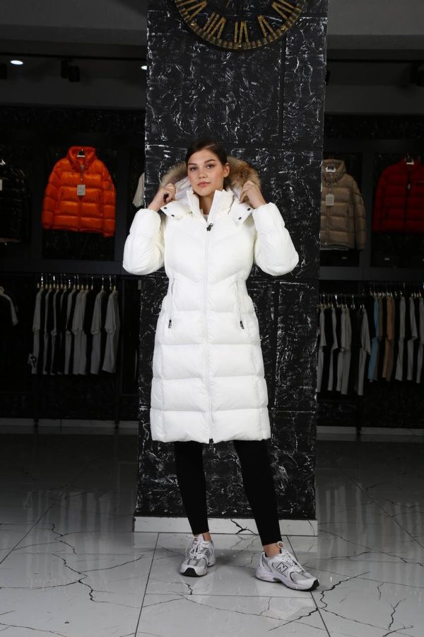 moncler mont uzun beyaz beli kemer detayli kapusonlu tilki tuyu