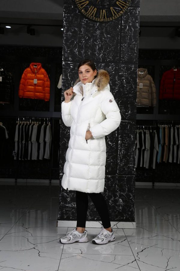 moncler mont uzun beyaz beli kemer detayli kapusonlu tilki tuyu