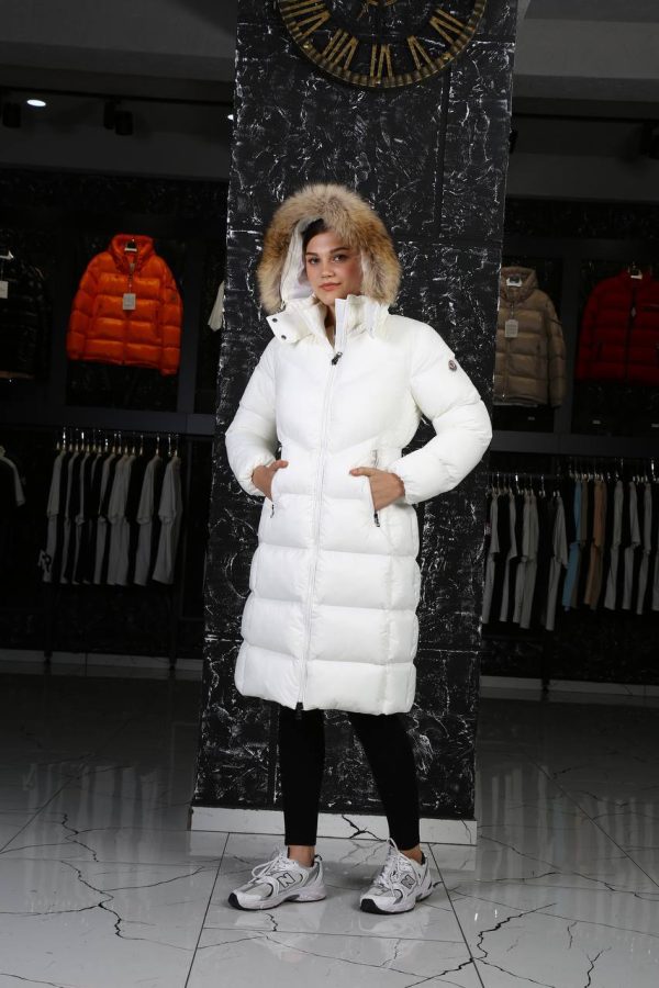 moncler mont uzun beyaz beli kemer detayli kapusonlu tilki tuyu