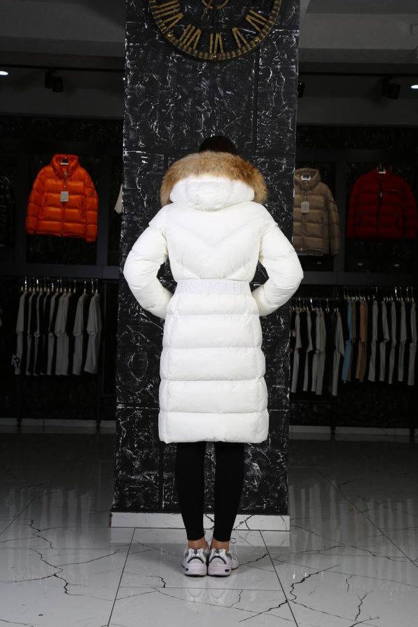 moncler mont uzun beyaz beli kemer detayli kapusonlu tilki tuyu