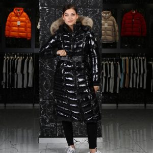 moncler mont uzun diz alti siyah parlak beli kemer detayli kapusonlu
