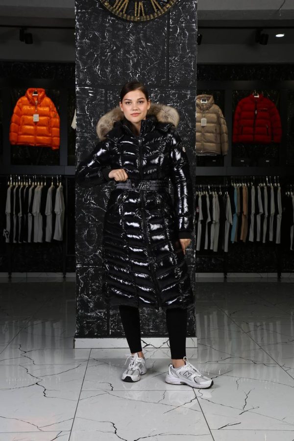 moncler mont uzun diz alti siyah parlak beli kemer detayli kapusonlu